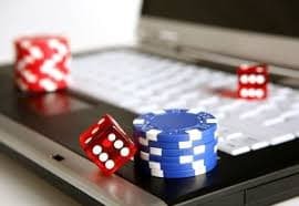 Antarmuka permainan Bingo online hikaribet dengan kartu angka dan bola bingo